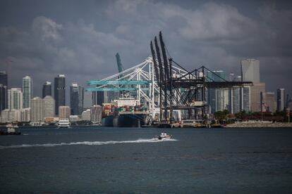 Un barco camino a downtown Miami visto desde South Pointe, la punta sur de South Beach.