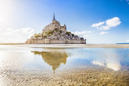 La gran joya del turismo de Normandia, en Francia, es este monte en el estuario del río Couesnon, abierto a la bahía y coronado por la abadía benedictina del Mont-Saint-Michel, que empezó a fraguarse sobre las rocas en el siglo X. La diminuta aldea que tomaba forma a sus pies es hoy un pueblecito copado por hoteles, bares, restaurantes, tiendas de 'souvenirs' y pequeños museos. Todo amurallado. Tiene unos 40 habitantes permanentes (entre ellos dos comunidades de monjes y monjas) y recibe tres millones de visitantes anuales. Inspiró el castillo de la película de animación de Disney 'Enredados'. Su terraza del Oeste es perfecta para contemplar las grandes mareas.