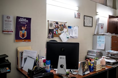 Escritorio vacío en una de las oficinas del ayuntamiento de Puebla, en México.