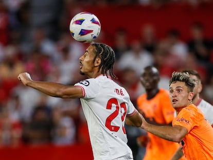 El sevillista Badé lanza el balón hacia Bono en una jugada por la que luego vio la roja por agarrar a Hugo Duro.