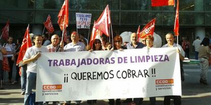 Concentraci&oacute;n de las trabajadoras frente a la Ciudad de la Justicia para pedir el pago de salarios atrasados, el pasado 28 de octubre. 