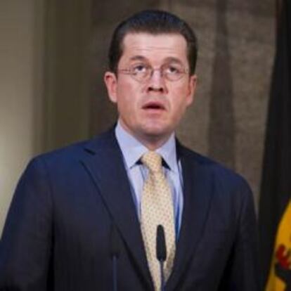 El ministro de Defensa alemán, Karl-Theodor zu Guttenberg, en la rueda de prensa en la que ha anunciado su dimisión