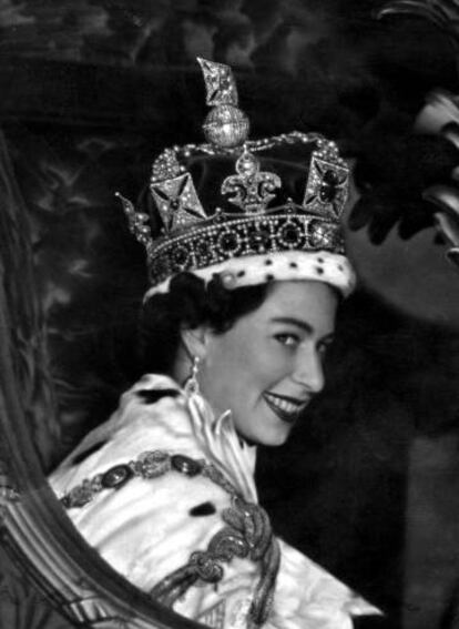 Isabel II durante su coronación, el 6 de febrero de 1952.