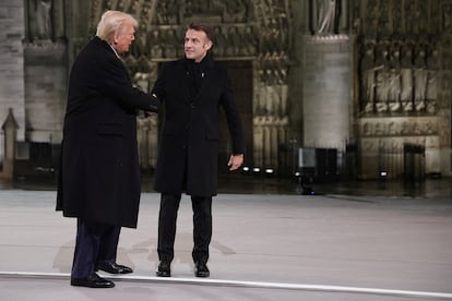 El presidente francés, Emmanuel Macron, saluda al presidente electo de EE UU, Donald Trump, en la reapertura de la catedral de Notre Dame, en París.