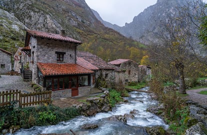 El río Tejo a su paso por la aldea de Bulnes (Principado de Asturias).