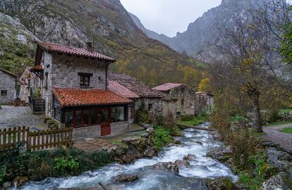 El río Tejo a su paso por la aldea de Bulnes (Principado de Asturias).