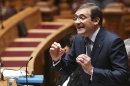 El primer ministro portugués, Pedro Passos Coelho, interviene durante una sesión de debate celebrada en el Parlamento, en Lisboa (Portugal) hoy, viernes 4 de abril de 2014.