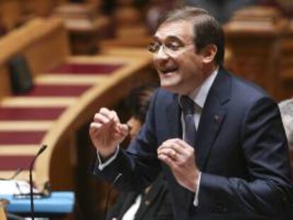 El primer ministro portugués, Pedro Passos Coelho, interviene durante una sesión de debate celebrada en el Parlamento, en Lisboa (Portugal) hoy, viernes 4 de abril de 2014.
