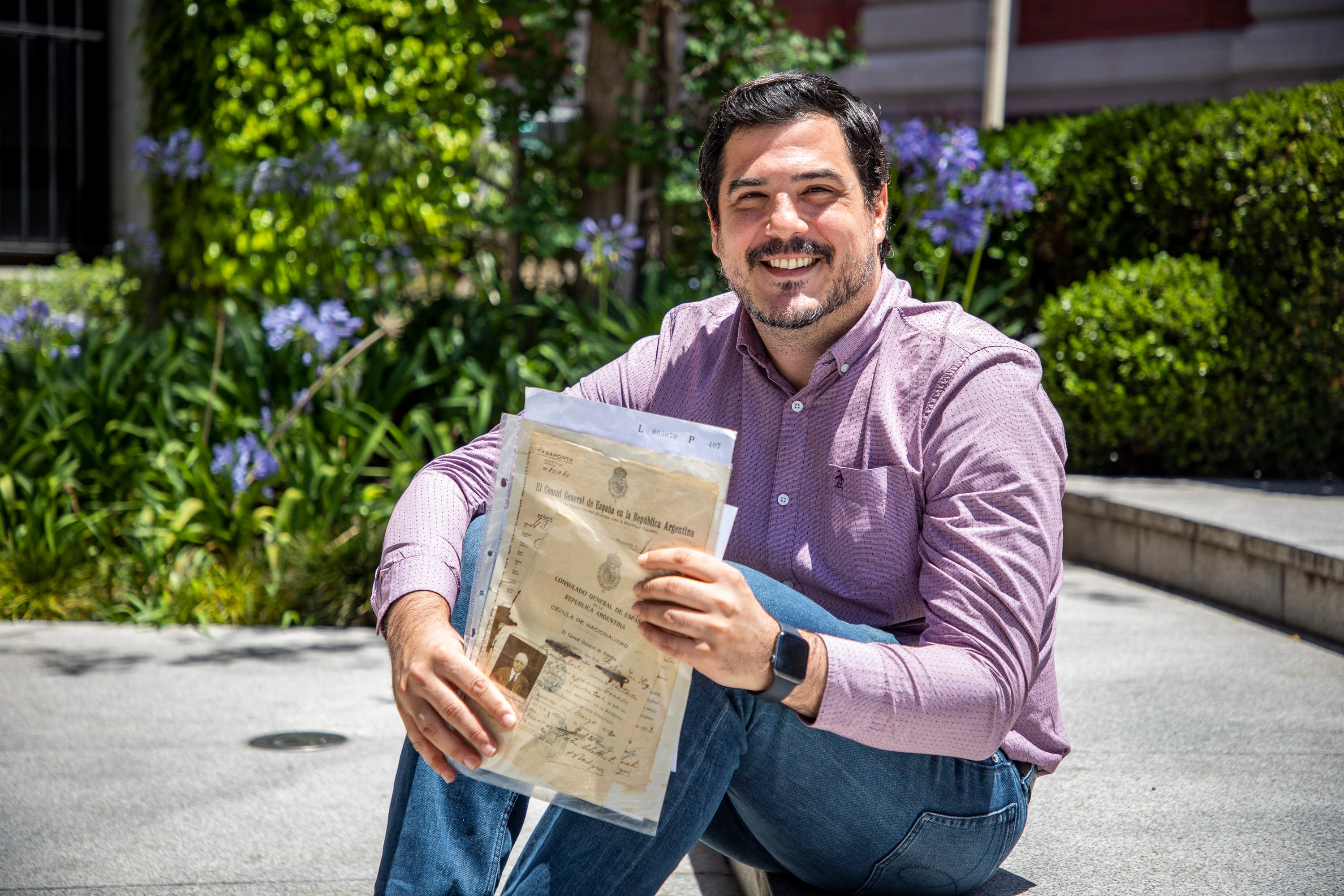 Juan Manuel de Hoz, argentino y nieto de exiliados españoles, muestra los documentos que presentó para obtener en 2022 la nacionalidad española acogiéndose a los nuevos criterios de la ley de memoria democrática. 