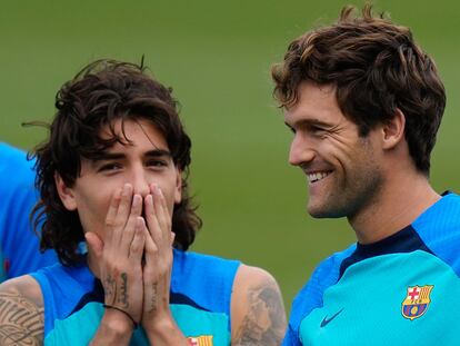 Héctor Bellerín y Marcos Alonso, nuevos defensas del Barcelona, durante una sesión de entrenamiento este viernes.