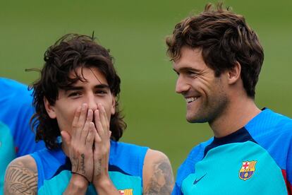 Héctor Bellerín y Marcos Alonso, nuevos defensas del Barcelona, durante una sesión de entrenamiento este viernes.