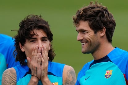 Héctor Bellerín y Marcos Alonso, nuevos defensas del Barcelona, durante una sesión de entrenamiento este viernes.