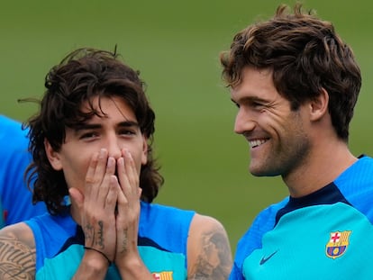 Héctor Bellerín y Marcos Alonso, nuevos defensas del Barcelona, durante una sesión de entrenamiento este viernes.