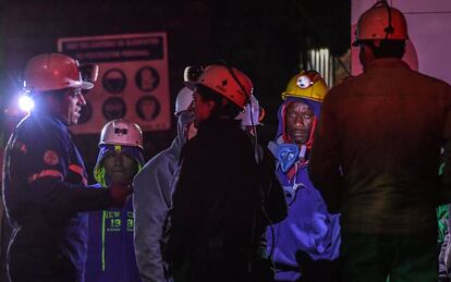 Los socorristas trabajan en las labores de rescate desde la noche del viernes.