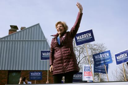 Elizabeth Warren fala a apoiadores após votar na Superterça em Cambridge.