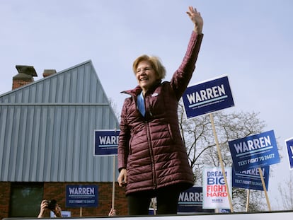 Elizabeth Warren fala a apoiadores após votar na Superterça em Cambridge.