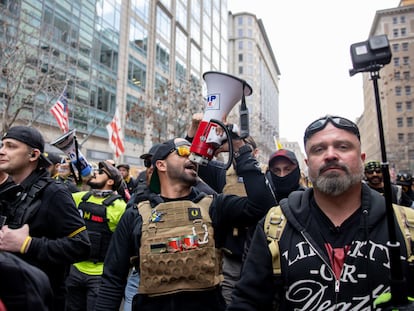 Enrique Tarrio, en el centro, durante un acto de los Proud Boys, el 12 de diciembre de 2020 en Washington.