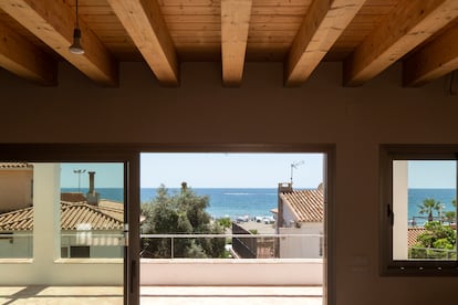 Interior de la vivienda bioclimática, cuya orientación facilita el paso de la brisa para refrescar el interior, con vistas al Mediterráneo.
