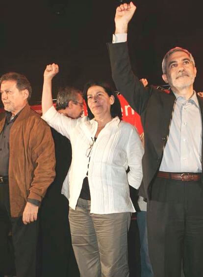 IU ha arrancado la campaña electoral de las elecciones municipales y autonómicas del 27 de mayo, con un mitin fiesta en la Plaza de Carros de Madrid, al que acudieron el líder de IU Gaspar Llamazares (derecha) acompañado de los candidatos de IU a la Comunidad de Madrid, Inés Sabanés (1º izquierda) y a la Alcaldía de la capital Ángel Pérez(2º izquierda).