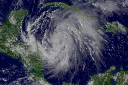 Para el fin de semana se prevé que el huracán gire hacia al noreste, con lo que podría afectar a Florida. En función del giro del ciclón éste impactará en Tampa, en el centro del Estado, en los Cayos o el extremo sur de la península.
