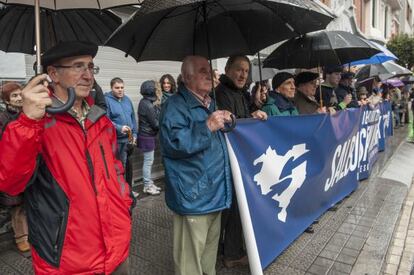 Tasio Erkizia, primero a la izquierda, durante la concentración de Herrira en Bilbao.