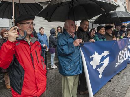 Tasio Erkizia, primero a la izquierda, durante la concentración de Herrira en Bilbao.