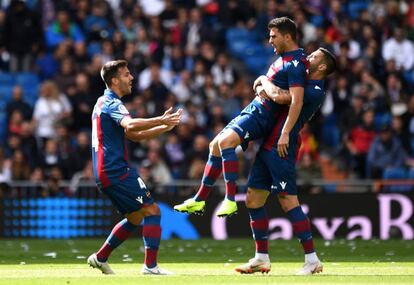 Morales celebra con sus compañeros el primer gol del Levante ante el Real Madrid.