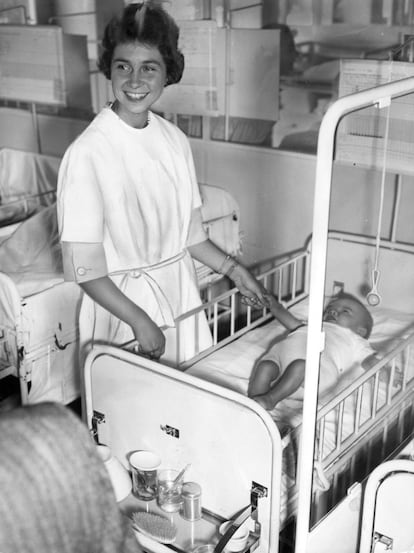 1 de septiembre de 1958. Una joven princesa Sofía junto a un bebé durante su etapa como enfermera.