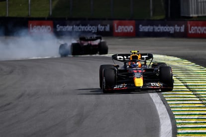Checo Pérez deja atrás a Leclerc en el Gran Premio de Brasil.