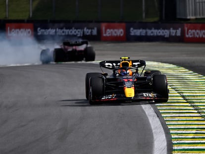 Checo Pérez, abordo de su Red Bull, deja atrás a Charles Leclerc, quien perdió el control del Ferrari.