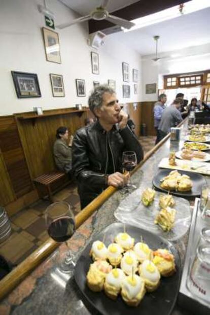 Mikel Erentxun en la barra de Paco Bueno, en San Sebastin.