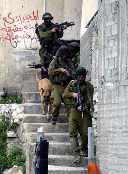 Varios soldados israelíes se despliegan ayer en Nablus (Cisjordania).