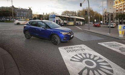 Un Seat Arona entrando en el área de tráfico limitado de Madrid Central.