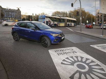 Un Seat Arona entrando en el área de tráfico limitado de Madrid Central.