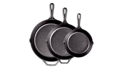 Sartenes de hierro fundido sobre fondo blanco.