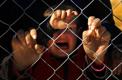 Un niño refugiado sirio llora en un campo de la ciudad turca de Suruc.