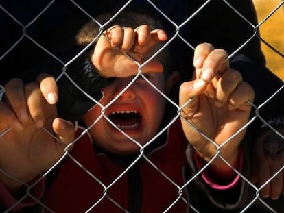 Un niño refugiado sirio llora en un campo de la ciudad turca de Suruc.