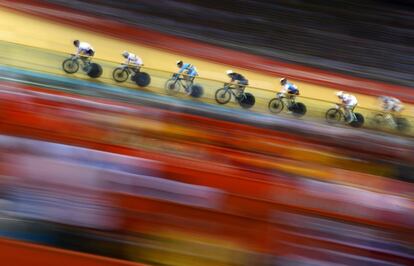 Un grupo de ciclistas compiten en una de las pruebas de ciclismo en pista en el velódromo de Londres.