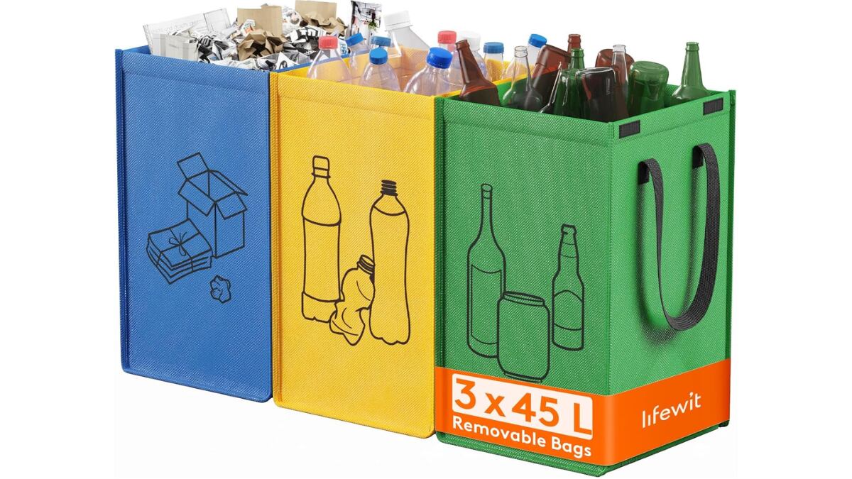 Cada cubo tiene una capacidad de 45 litros.