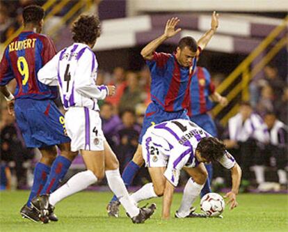 Kluivert y Luis Enrique disputan el balón a los centrales del Valladolid Gaspart y Caminero.