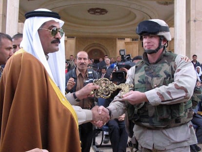 22 de noviembre de 2005. Hamad Shagtti, gobernador de la provincia de Salahuddin, recibe la llave del antiguo palacio de Sadam Hussein, en Tikrit, de manos del coronel del ejrcito estadounidense Mark E. McKnight, en la ceremonia simblica de entrega a las autoridades locales.