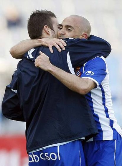 Iván de la Peña y Luis García celebran un tanto del Espanyol.