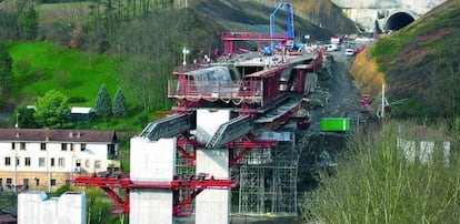 Trabajos de construcción de un viaducto.