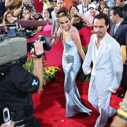 Jennifer Lopez y su marido Marc Anthony son la pareja latina más importante. El cantante y actor, que ayer actuó en la gala entra con su mujer al auditorio en Miami donde se entregaron los premios. En la gala actuaron también Alicia Villareal, Ana Gabriel, Joan Sebastian, Paulina Rubio y Thalía.