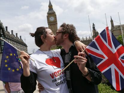 Ciudadanos británicos se besan mientras sostienen banderas de Reino Unido y la UE días antes del referéndum sobre el Brexit.