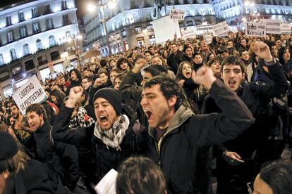 Miles de personas protestan en la Puerta del Sol en solidaridad con los estudiantes valencianos.