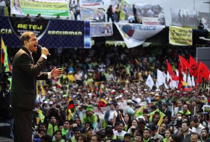El presidente de Ecuador, Rafael Correa, se dirige a sus partidarios en el primer aniversario de la revuelta contra &eacute;l. 
