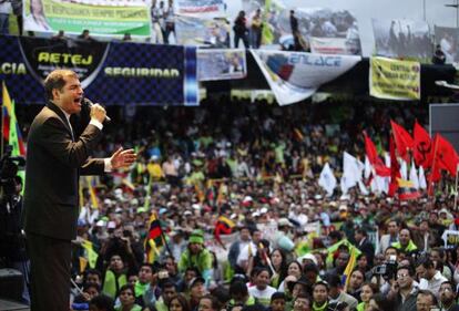 El presidente de Ecuador, Rafael Correa, se dirige a sus partidarios en el primer aniversario de la revuelta contra él.