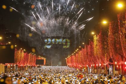 Celebración del Año Nuevo sobre el Arco del Triunfo de París (Francia).