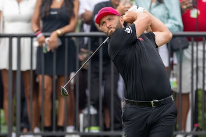 Rahm le pega con la madera en la última jornada del LIV Golf de Indianápolis.